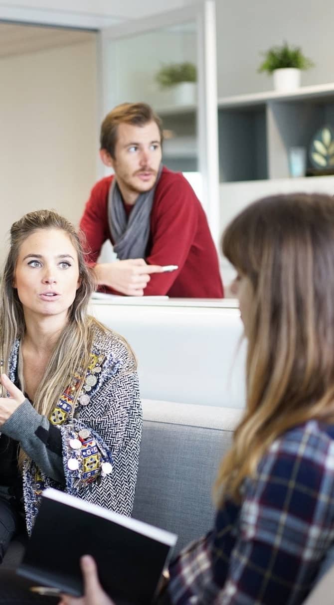 会話をする男女の写真